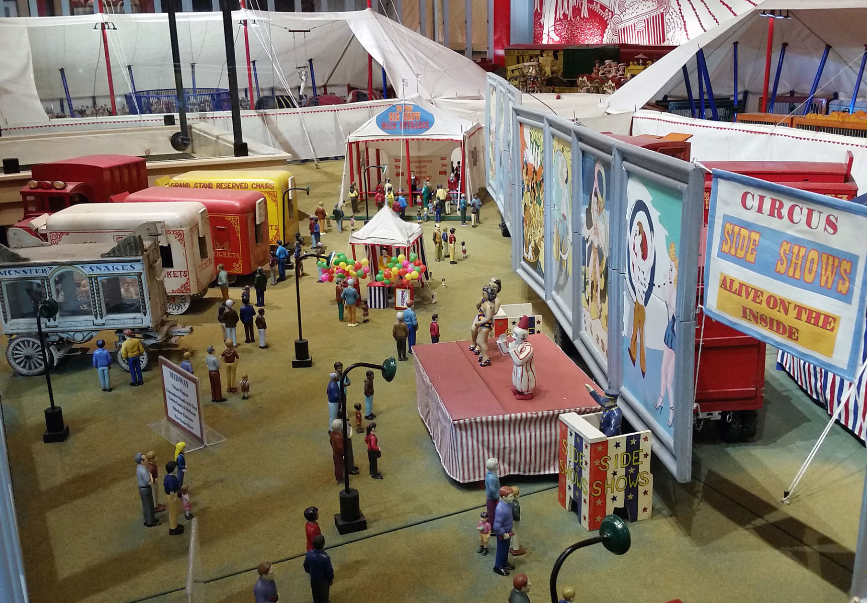Miniature circus midway